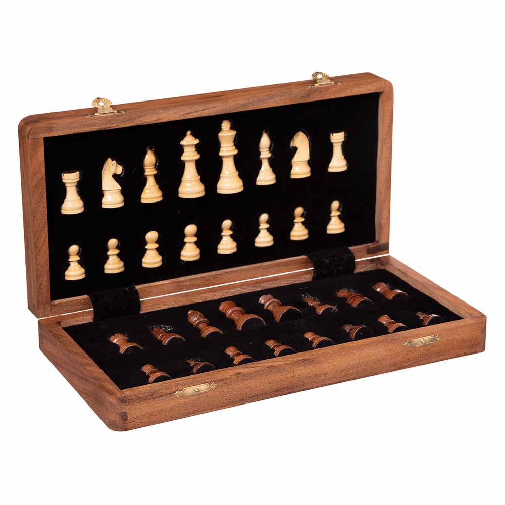 atmosphera-laney-wood-chess-set