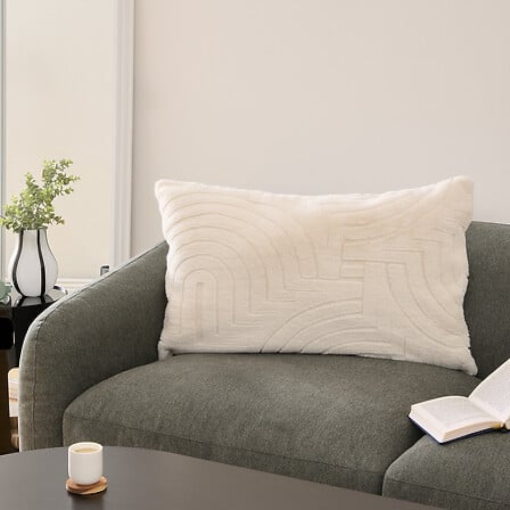 arka-jacquard-faux-fur-cushion-ivory-50-×-80-cm