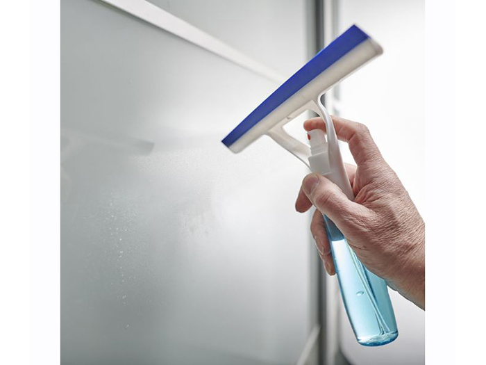 addis-window-squeegee-with-spray-23-5cm