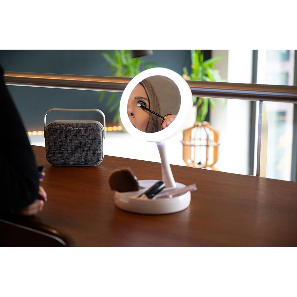 grundig-led-cosmetic-mirror-on-stand-white